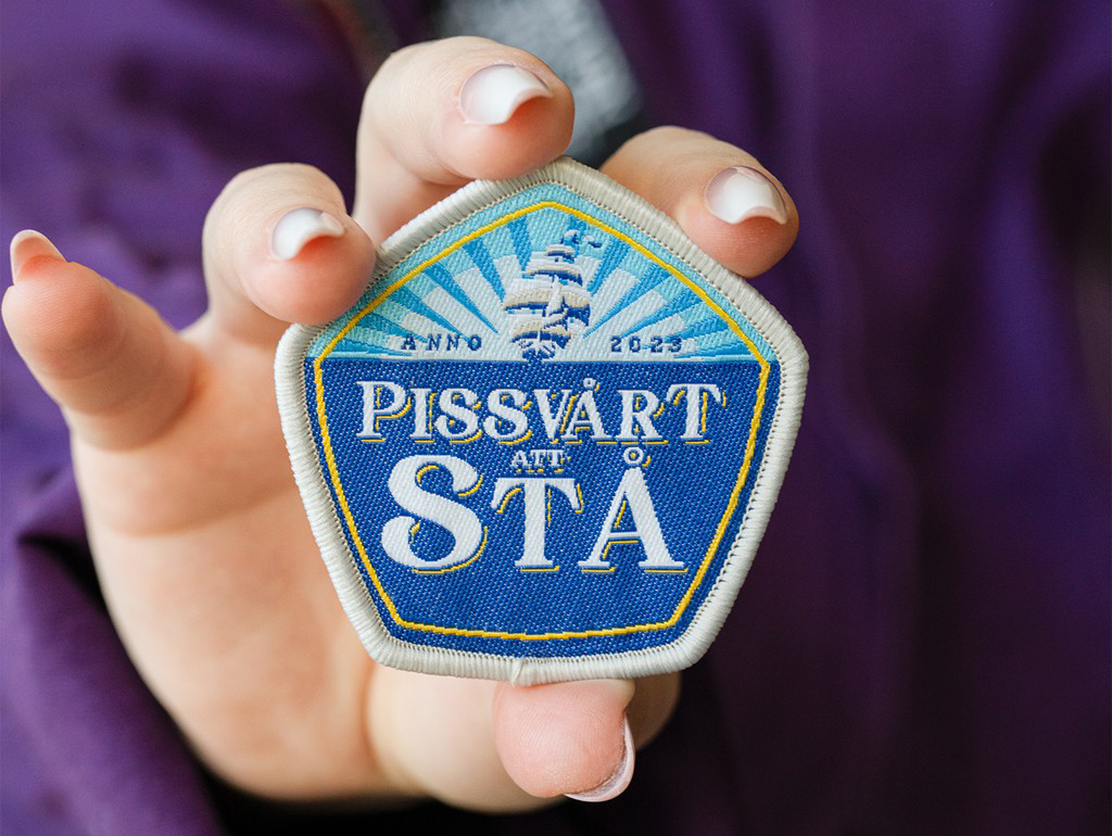 Tygmärke 'Pissvårt Att Stå'