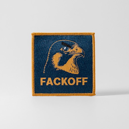 Mörkblått tygmärke med texten "Fackoff"