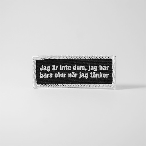 Svart tygmärke med texten "Jag är inte dum, jag har bara otur när jag tänker"