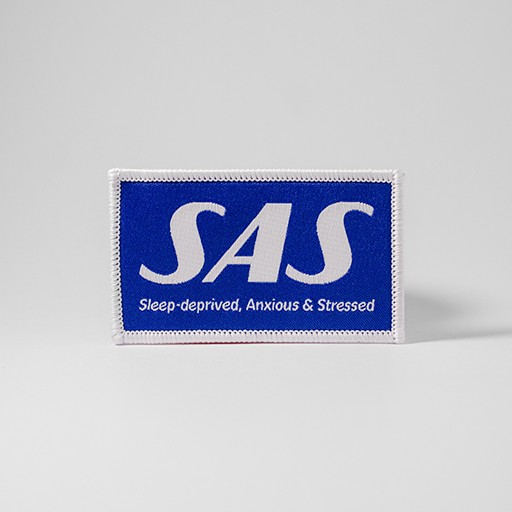 Blått tygmärke med texten "SAS, Sleep-deprived, Anxious & Stressed"